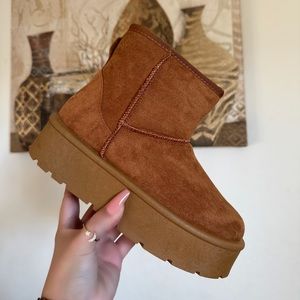 NWT!! WOMENS FUR LINED MID STYLE WARM BOOTS